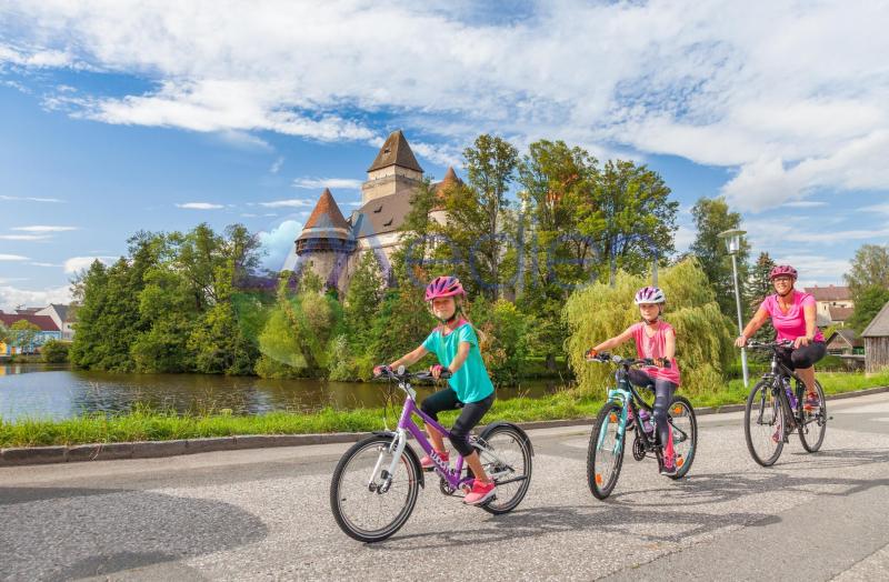 Fahrräder vor der Burg
